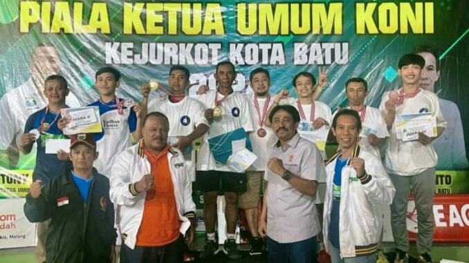 Pengurus KONI Kota Batu pose bersama para atlet pemenang bulu tangkis Kejurkot bulu tangkis Piala Ketua Umum KONI Kota Batu, di GOR Ganesha Kota Batu, Jawa Timur, Minggu (28/07/2024)