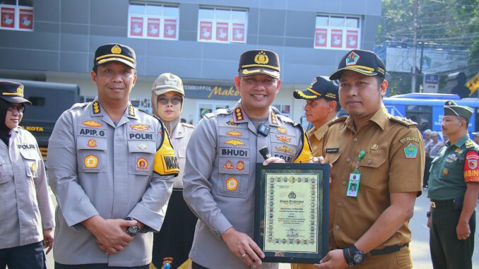 Kapolresta Malang Kota, Kombes Pol Budi Hermanto memberikan penghargaan tiga pilar kelurahan Gadang. (Sumber Humas Polresta)