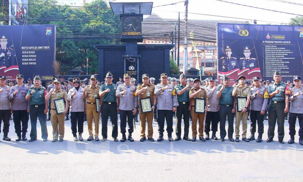 Berprestasi di Tingkat Jatim, Kombes Pol Budi Hermanto Beri Penghargaan Tiga Pilar Kelurahan Gadang. (Sumber Humas Polresta)