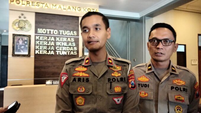 Kasatlantas Polresta Malang Kota, Kompol Aristianto Budi Sutrisno didampingi Kasi Humas Ipda Yudi Risdianto memberikan keterangan kepada wartawan terkait hasil Operasi Patuh Semeru 2024