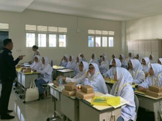 Kasi Humas Polres Batu IPDA Trimo saat sosialisasi tingkatkan kesadaran dan partisipasi pemilih muda disekolah , Selasa (29/07/2024. (Ist)