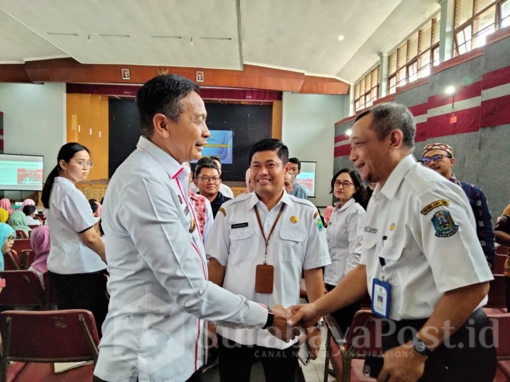 Pj Wahyu Hidayat didampingi Kepala Disdikbud Kota Malang, Suwarjana, disela kegiatan Diklat Edukasi Media Massa dan bagi kepala sekolah