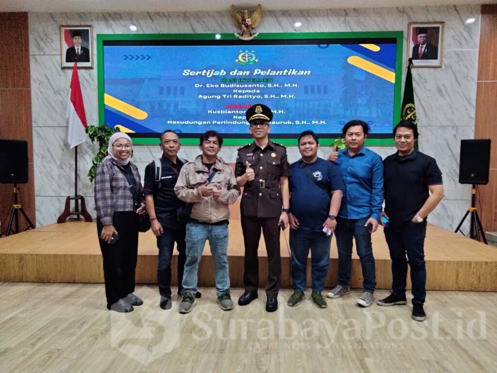 Kasi Intelijen yang baru menjabat, Agung Tri Radityo pose bersama awak media