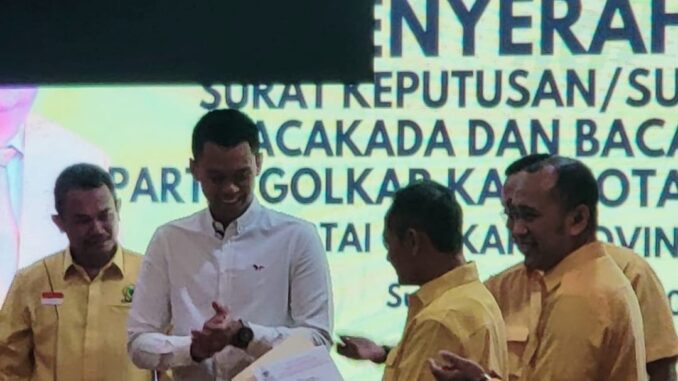 Firhando Gumelar saat menerima surat tugas maju Pilkada Kota Batu 2024 dari Partai Golkar