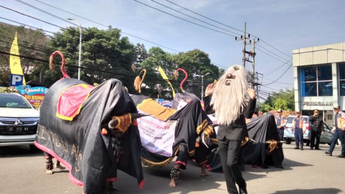 Kesenian Bantengan Meriahkan Hari Bhayangkara ke-78 di Polresta Malang Kota, Senin (01/07/2024)