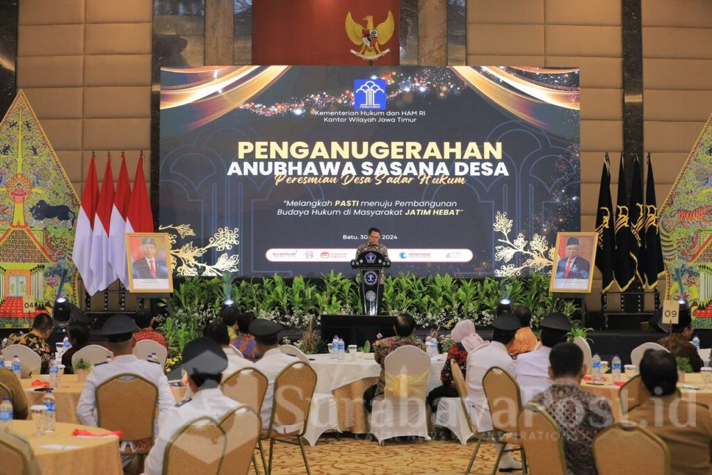 Pj. Walikota Malang, Dr. Ir. Wahyu Hidayat, MM mendapat penghargaan Anubhawa Sasana dari Kementerian Hukum dan Hak Asasi Manusia RI, Rabu 31 Juli 2024. (Sumber Prokompim)