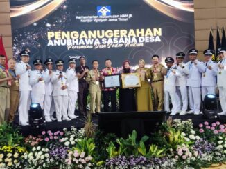 Pj. Walikota Malang, Dr. Ir. Wahyu Hidayat, MM mendapat penghargaan Anubhawa Sasana dari Kementerian Hukum dan Hak Asasi Manusia RI, Rabu 31 Juli 2024. (Sumber Prokompim)