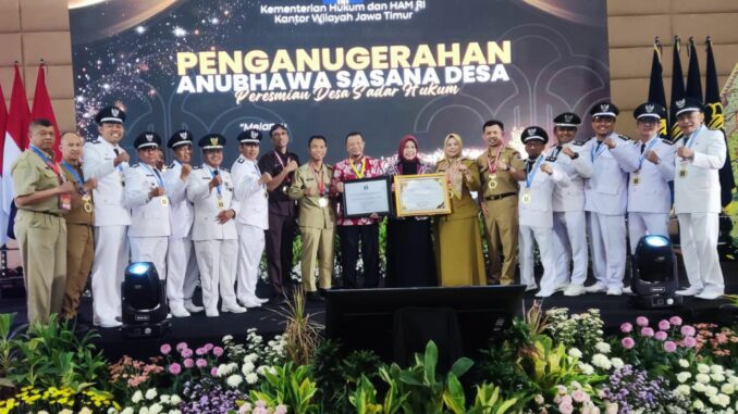 Pj. Walikota Malang, Dr. Ir. Wahyu Hidayat, MM mendapat penghargaan Anubhawa Sasana dari Kementerian Hukum dan Hak Asasi Manusia RI, Rabu 31 Juli 2024. (Sumber Prokompim)