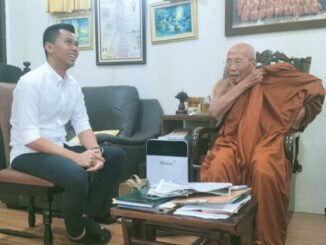 Firhando Gumelar yang akrab disapa Mas Gum saat silaturahmi dengan Kepala Vihara Bhikkhu Khantidharo mahathera, Jumat (02/08/2024)