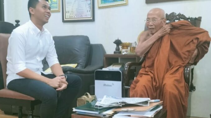 Firhando Gumelar yang akrab disapa Mas Gum saat silaturahmi dengan Kepala Vihara Bhikkhu Khantidharo mahathera, Jumat (02/08/2024)