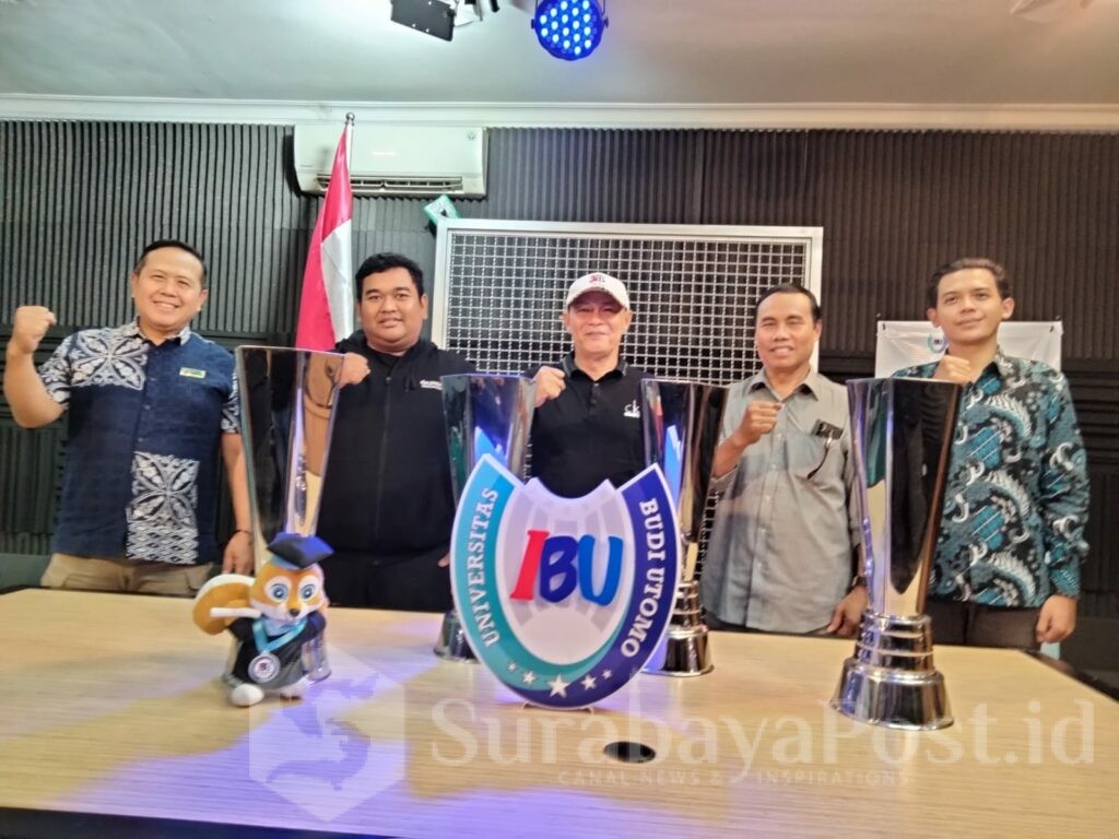 Rektor Universitas IBU Malang, Dr Nurcholis Sunuyeko, M.Si didampingi jajaran Akademik pose bersama Panitia Turnamen E-sport