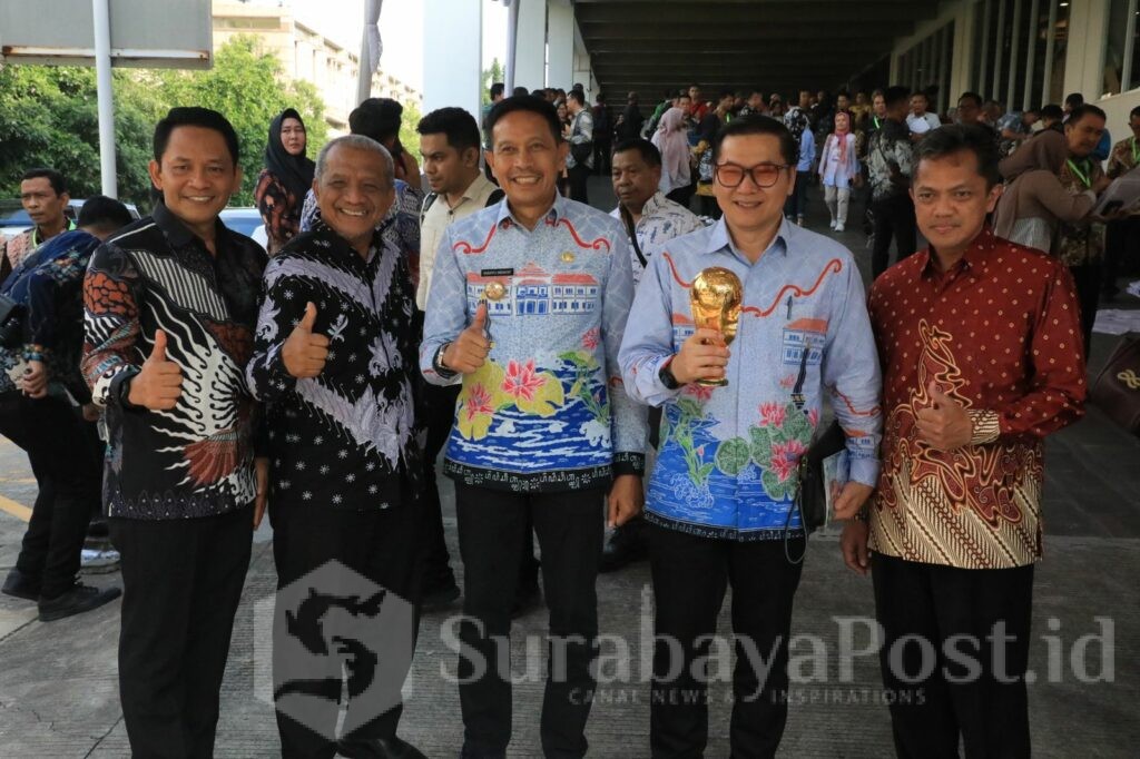 Pj Wahyu Hidayat bersama kepala OPD di Lingkungan Pemerintah Kota Malang. (Sumber Prokompim)