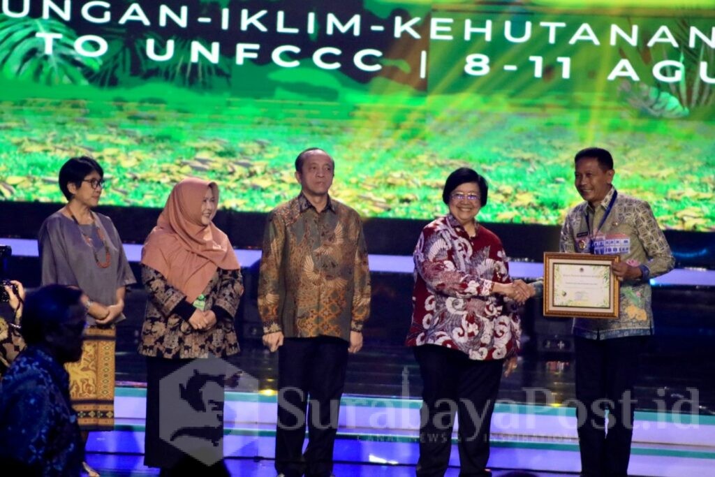 Penghargaan Pembina Proklim Terbaik Tingkat Nasional diterima oleh Pj. Wali Kota Malang Dr. Ir. Wahyu Hidayat, MM disaksikan Menteri KLHK RI Siti Nurbaya Bakar di Jakarta, Jumat 9 Agustus 2024. (Sumber Prokompim)