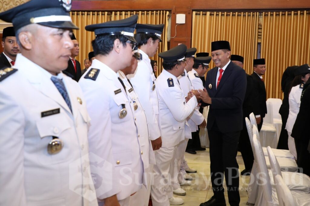 Pj. Wahyu Hidayat memberikan ucapan selamat kepada pejabat yang baru dilantik. (Sumber Prokompim)