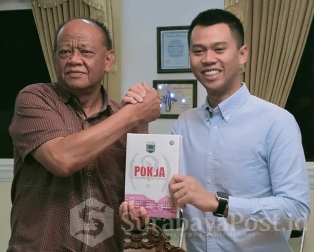 Andrek Prana menyerahkan buku Pokja kepada Calon Wali Kota Malang, Firhando Gumelar