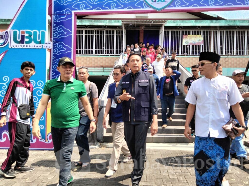 Pj Wali Kota Malang, Wahyu Hidayat bersama Rektor, Nurcholis Sunuyeko meninjau Esports Festival di Universitas IBU, Sabtu (10/08/2024).