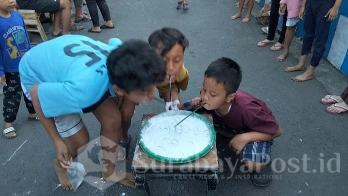 Tak kalah serunya, saat anak-anak berlomba di Tepung Karet