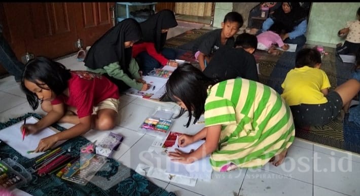 Gaya anak-anak saat mengikuti lomba mewarna