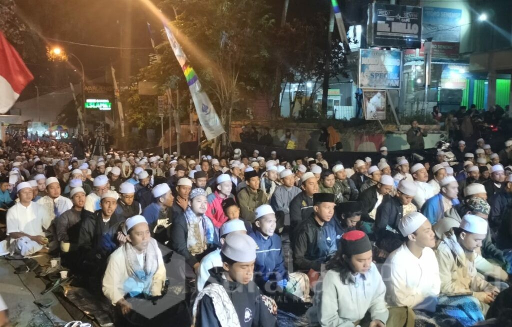 Ratusan Jamaah Hanyut Lantunan Sholawat Tiga Habib yang Digelar Perumdam Among Tirto Kota Batu 