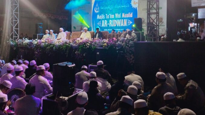 Ratusan Jamaah Hanyut Lantunan Sholawat Tiga Habib yang Digelar Perumdam Among Tirto Kota Batu 