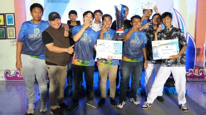 Wakil Rektor dan Kepala Pusat Kerjasama dan Humas Dr Rochsun MKes pose bersama pemenang Festival Esport Piala Rektor Universitas IBU