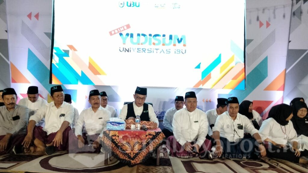 Rektor Universitas IBU, Dr. H. Nurcholis Sunuyeko, M.Si mengenalkan jajaran Dekan, pimpinan Kepala Program Studi (Kaprodi) hingga pengurus yayasan kepada ratusan wisudawan/wisudawati