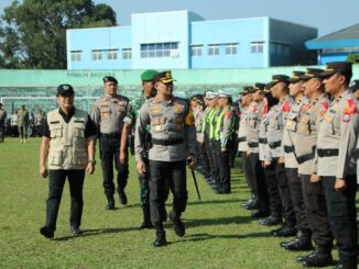 Kapolresta Malang Kota, Kombespol Budi Hermanto (tengah) saat mengecek personel gabungan, Kamis (15/08/2024).