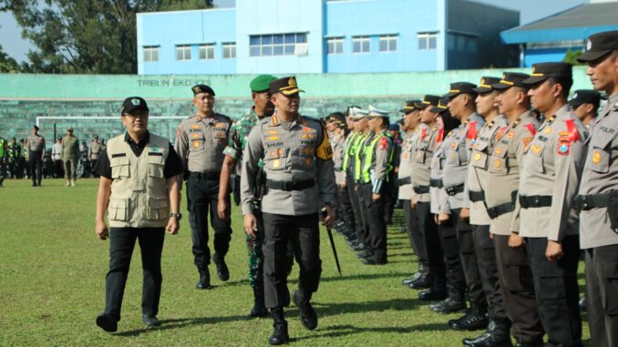 Kapolresta Malang Kota, Kombespol Budi Hermanto (tengah) saat mengecek personel gabungan, Kamis (15/08/2024).