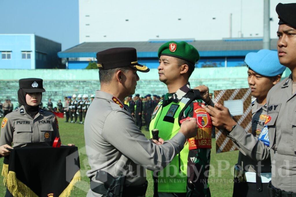 Kapolresta Malang Kota, Kombes Pol Budi Hermanto menyematkan sebagai tanda dimulainya Operasi Mantap Praja Semeru 2024