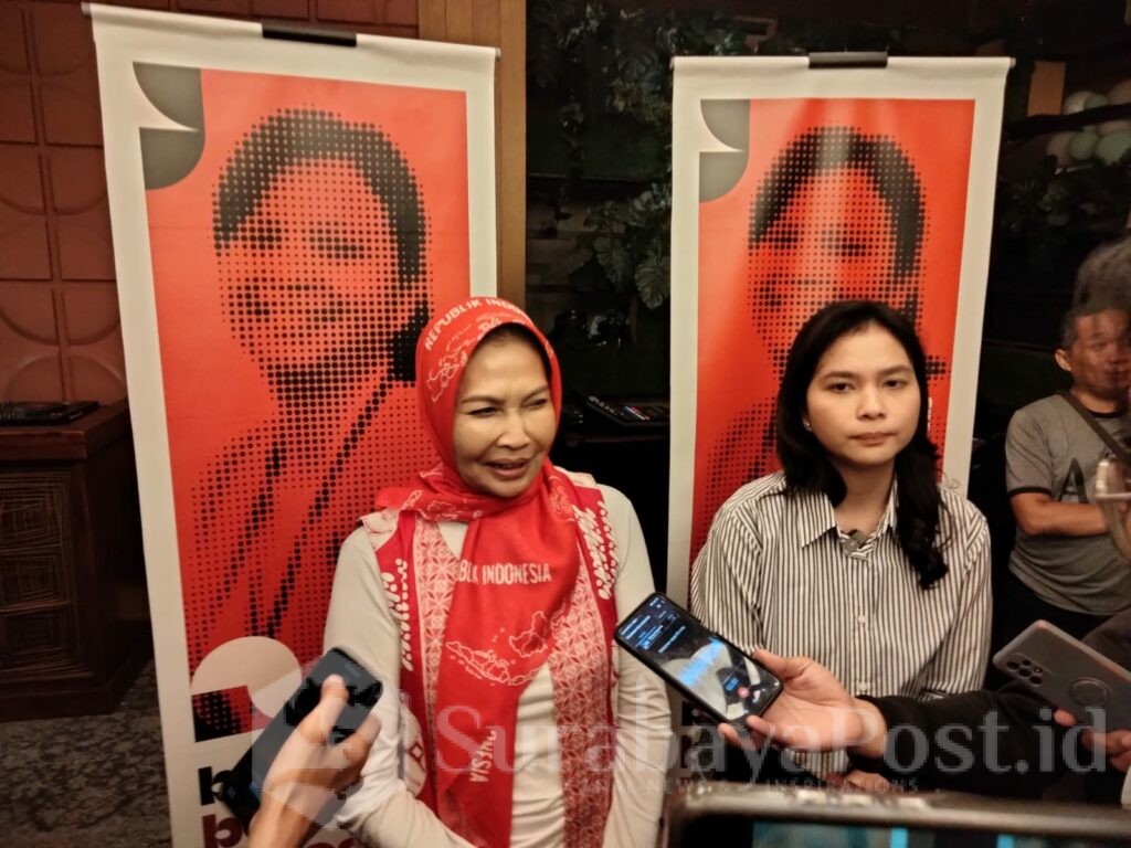 Ganis Rumpoko bersama sang Ibu, Dewanti Rumpoko saat memberikan keterangan kepada wartawan