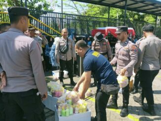 Ratusan susu dalam kemasan botol dibagikan kepada para anggota Polres Batu yang mengikuti peragaan Sispamkota