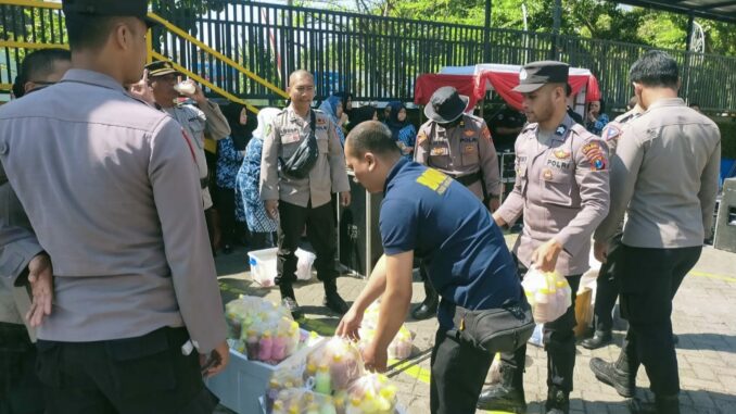 Ratusan susu dalam kemasan botol dibagikan kepada para anggota Polres Batu yang mengikuti peragaan Sispamkota