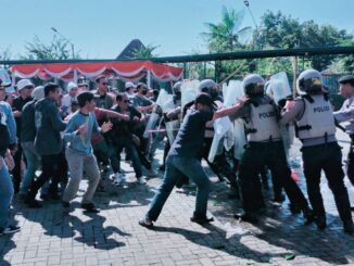 SIMULASI: Ratusan massa pendemo dipukul mundur personil gabungan Sispamkota Polres Batu