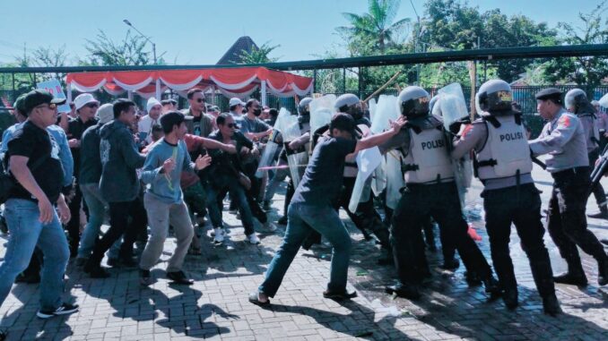 SIMULASI: Ratusan massa pendemo dipukul mundur personil gabungan Sispamkota Polres Batu