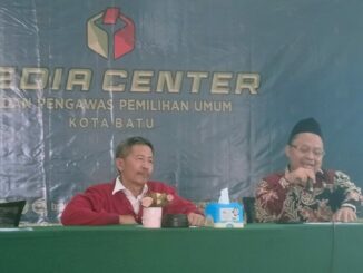 Ketua Bawaslu Kota Batu Supriyanto bersama Koordinator Divisi Hukum Pencegahan, Parmas dan Humas Bawaslu Kota Batu Yogi Eka Chalid saat rilis peluncuran pemetaan kerawanan Pilkada