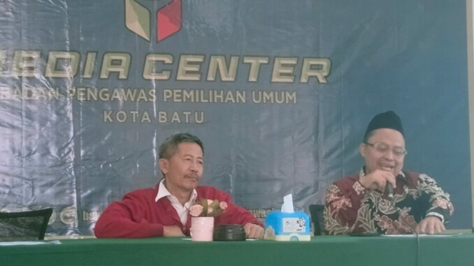 Ketua Bawaslu Kota Batu Supriyanto bersama Koordinator Divisi Hukum Pencegahan, Parmas dan Humas Bawaslu Kota Batu Yogi Eka Chalid saat rilis peluncuran pemetaan kerawanan Pilkada