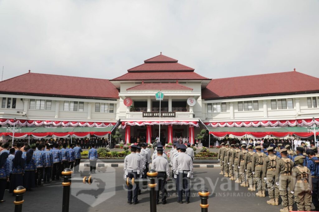 Pj, Walikota Malang, Iwan Kurniawan, menjadi inspektur Upacara Peringatan HUT ke-79 RI di Halaman Balaikota Malang (17/08/2024).