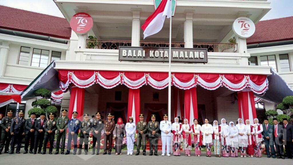 Pj. Wali Kota Malang, Iwan Kurniawan dan jajaran pose bersama Forkopimda usai upacara HUT RI ke 79