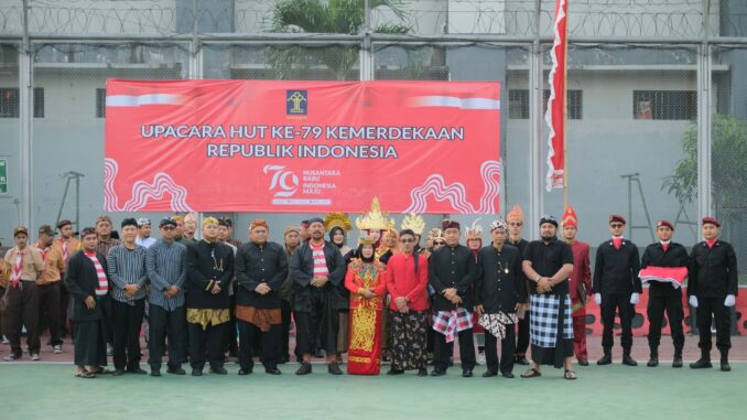 Peringati 17 Agustus 2024, Peserta Upacara di Lapas Kelas 1 Malang Kenaikan Pakaian Adat Nusantara. (Sumber Humas Lapas)