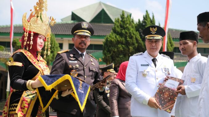 Penyerahan remisi secara simbolis oleh Pj Wali Kota Malang, Iwan Kurniawan didampingi Kalapas Ketut Akbar Herry Achjar. (Sumber Humas Lapas)