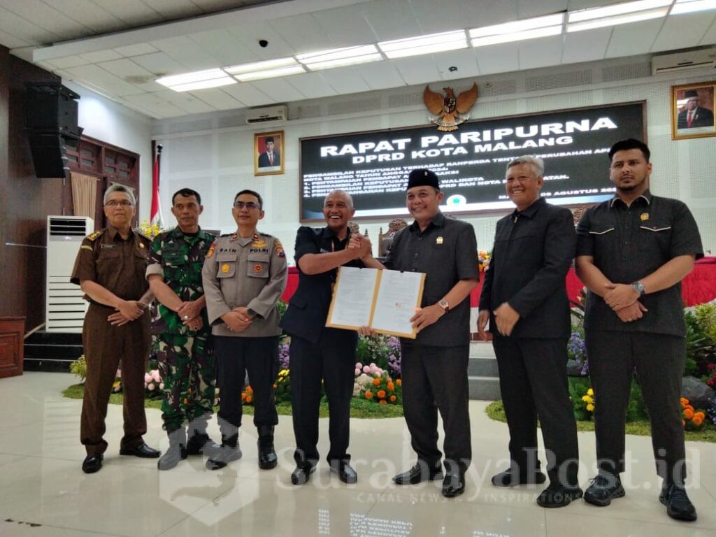 Ketua DPRD Kota Malang, I Made Riandiana Kartika dan Sekda Erik Setyo Santoso menunjukkan pengesahan yang telah di tandatangani dalam paripurna