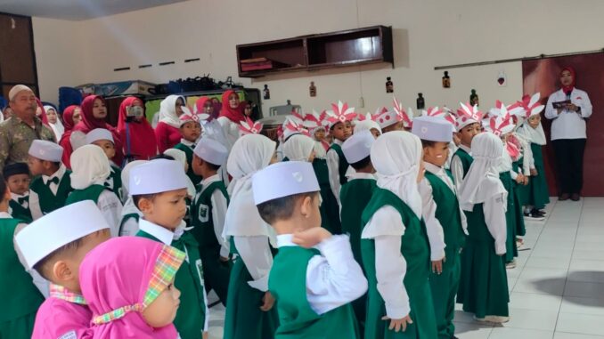 Siswa siswi dan para wali murid RA.01 Nurul Jannah saat upacara bendera