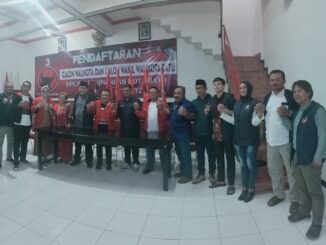 Dewa bersama sejumlah Kader PDIP dan Nasdem di Kantor DPC PDIP di Desa Oro - Oro, Kota Batu