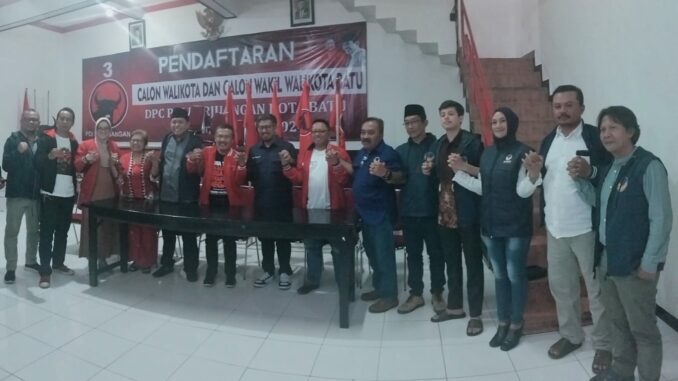 Dewa bersama sejumlah Kader PDIP dan Nasdem di Kantor DPC PDIP di Desa Oro - Oro, Kota Batu