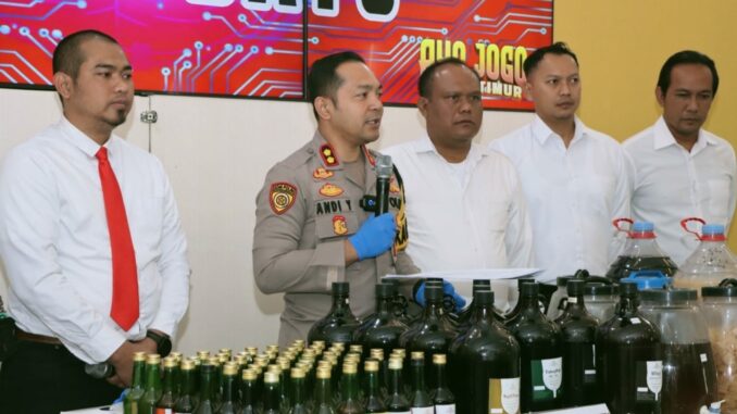 Kapolres Batu, AKBP Andi Yudha Pranata, S.H., S.I.K., M.Si., didampingi oleh Kasat Resnarkoba Polres Batu, Iptu Ariek Yuly Irianto, S.H., M.M., dan Kasihumas Polres Batu, Iptu Trimo Wahyudi, S.H saat menggelar konferensi pers terkait hasil ungkap Home industri minuman keras. (Gus)