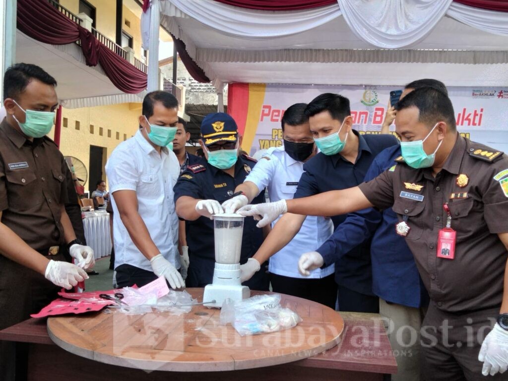 Barang bukti jenis narkoba dimusnahkan dengan cara diblender