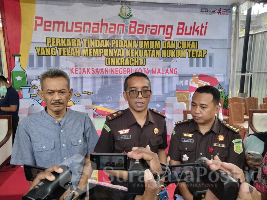 Kasi Intelijen Kejaksaan Negeri Kota Malang, Agung Tri Radityo didampingi Kasi PB3R, M. Bayanullah serta Kasi Pidsus, Agung Budi Susetio saat memberikan keterangan kepada wartawan