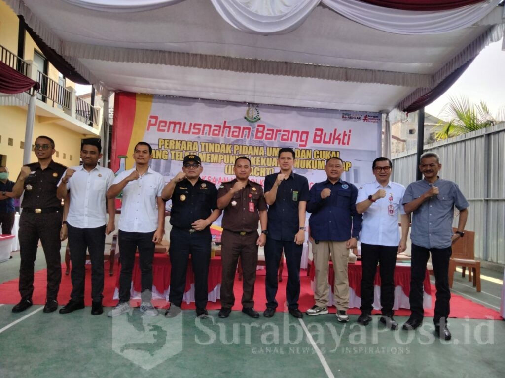 Pose bersama usai pemusnahan barang bukti