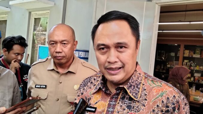 Pj Wali Kota Malang, Iwan Kurniawan saat ditemui awak media usai kunjungannya di Diskopindag, Selasa (20/08/2024)