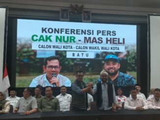 Calon Wali Kota Batu Cak Nur bersama Calon Wakil Wali Kota Batu Mas Heli usai konferensi pers di Jambuluwuk Hotel Kota Batu